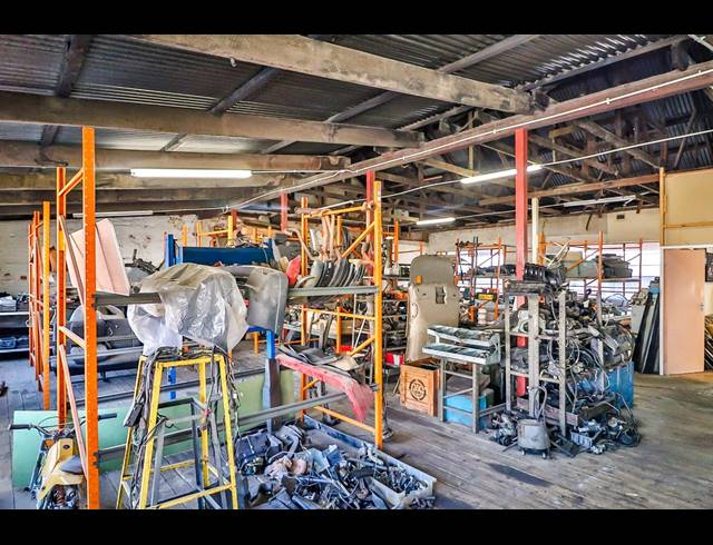 250M² BUILDING FOR SALE IN CITY & SUBURBAN
